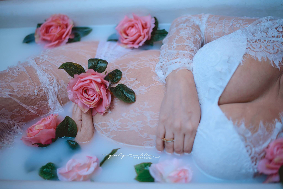 Gestante Branco Parede Rosas