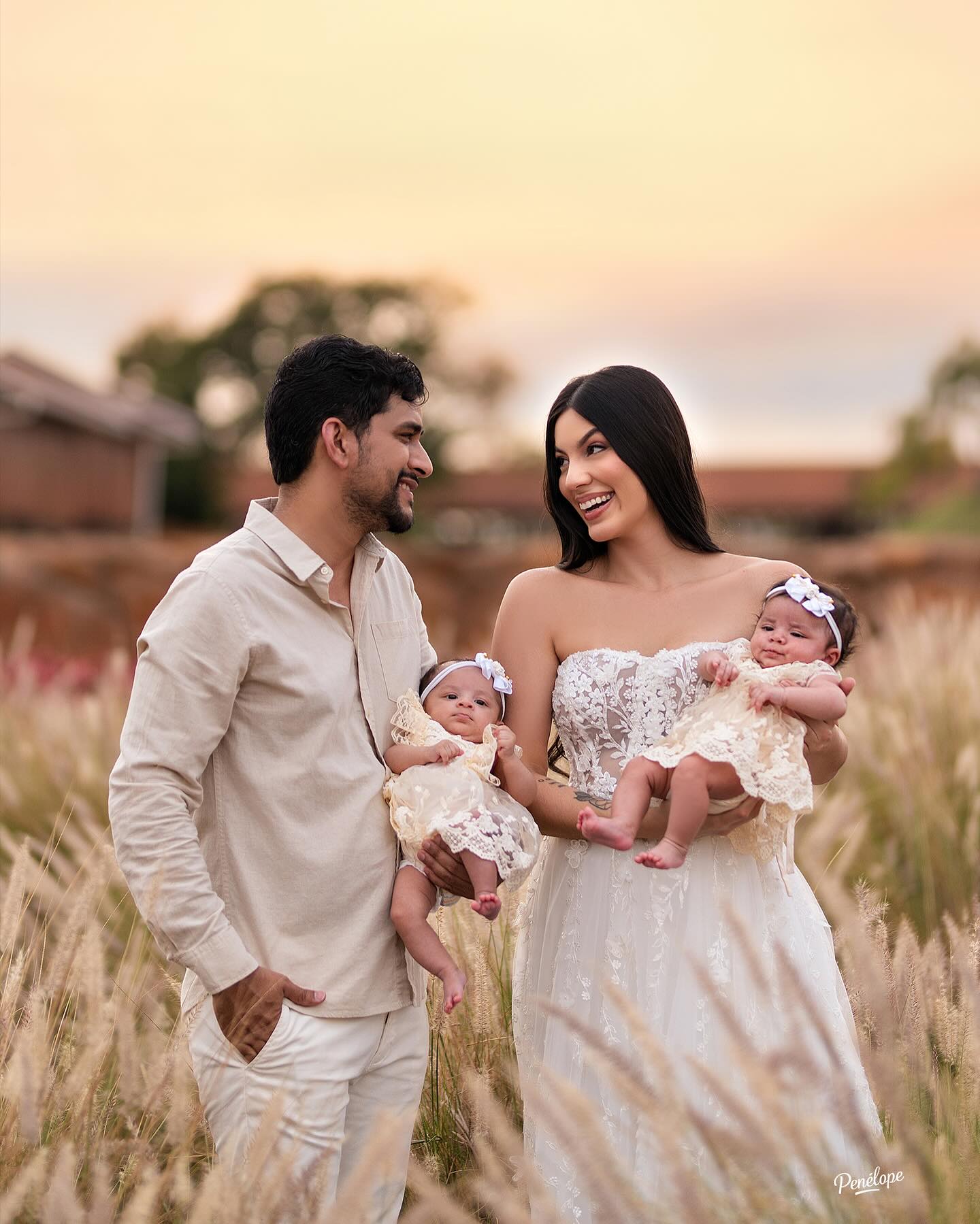 Família com Gêmeas Recém-nascidas no Campo