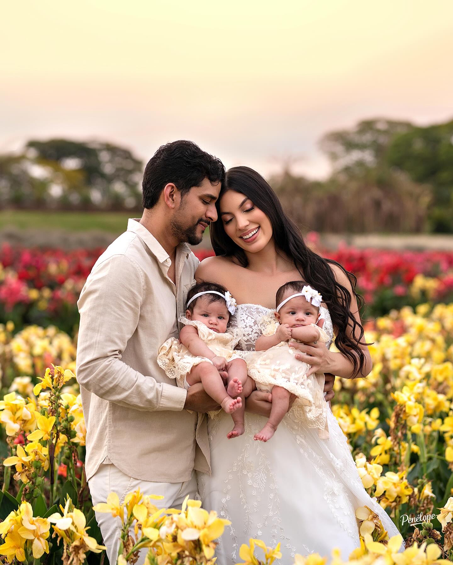 Família com Gêmeas Recém-nascidas nas Flores