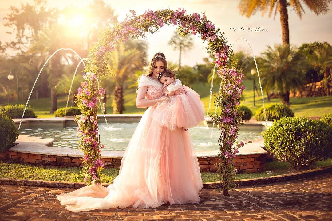 Família Mãe e Bebê Arco de Flores com Fonte