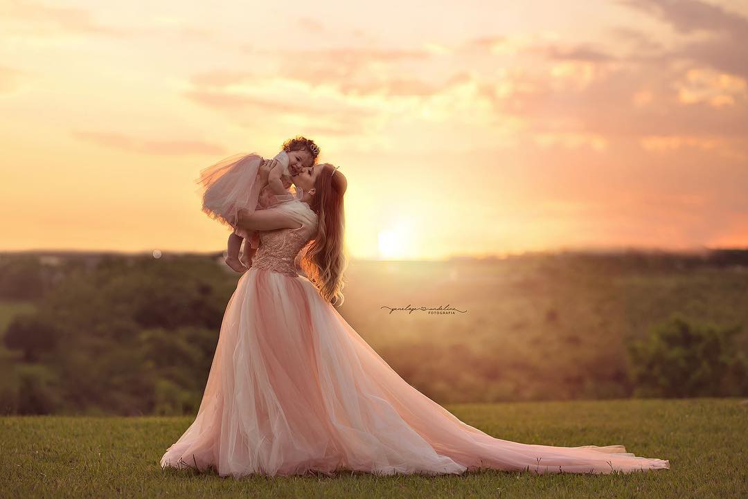Família Mãe e Bebê ao Pôr do Sol