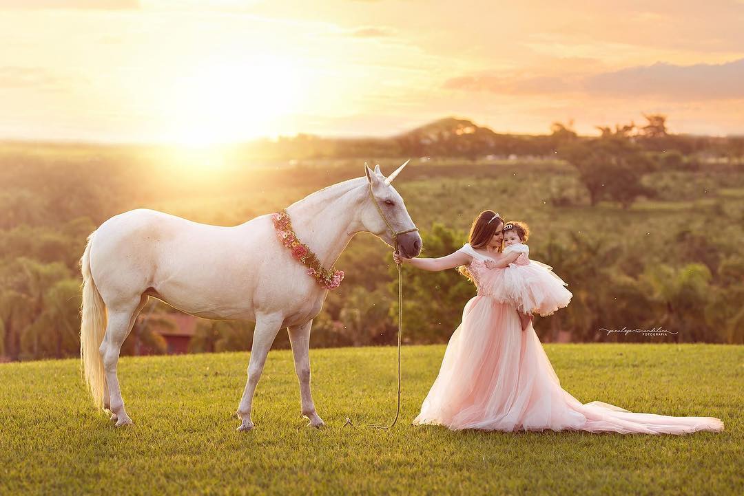 Família Mãe e Bebê com Cavalo Branco