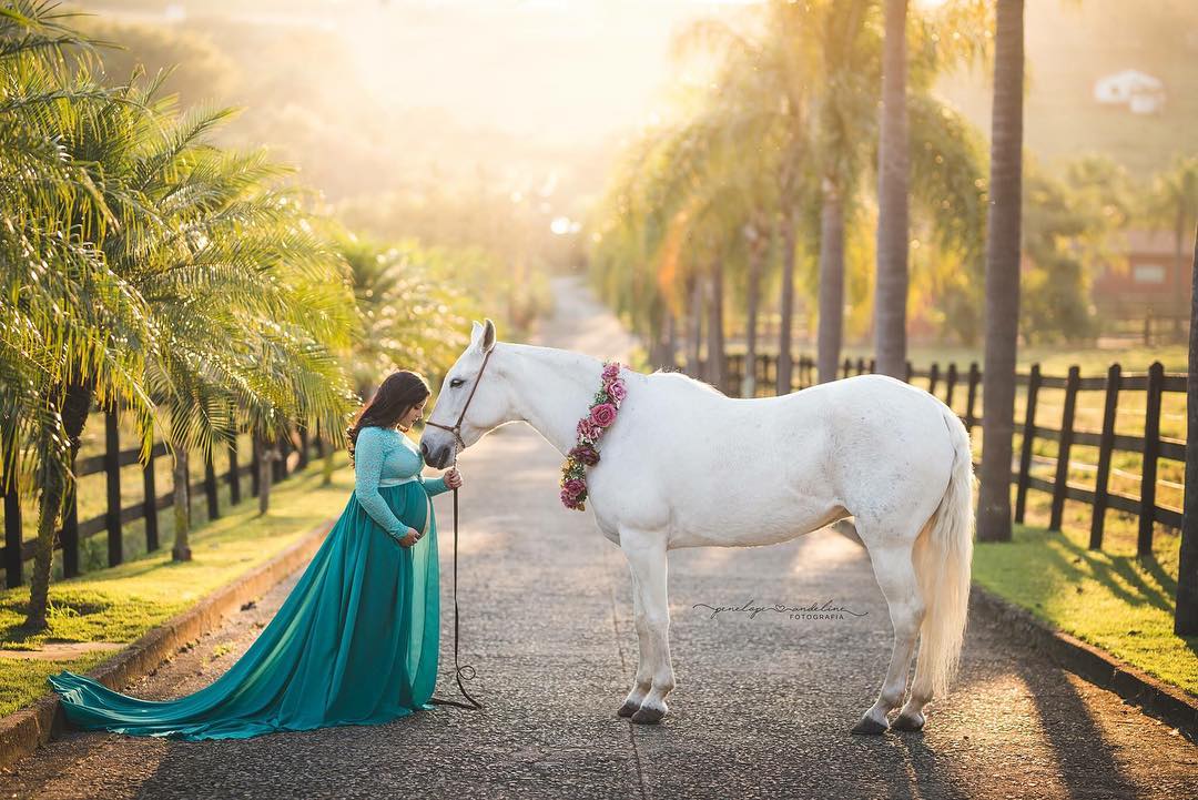Gestante Verde com Cavalo Branco e Palmeiras