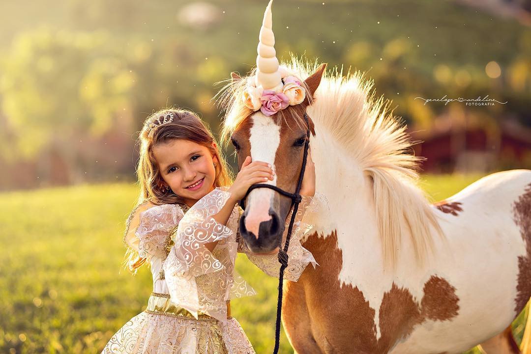 Editorial Princesa com Unicórnio Sorrindo