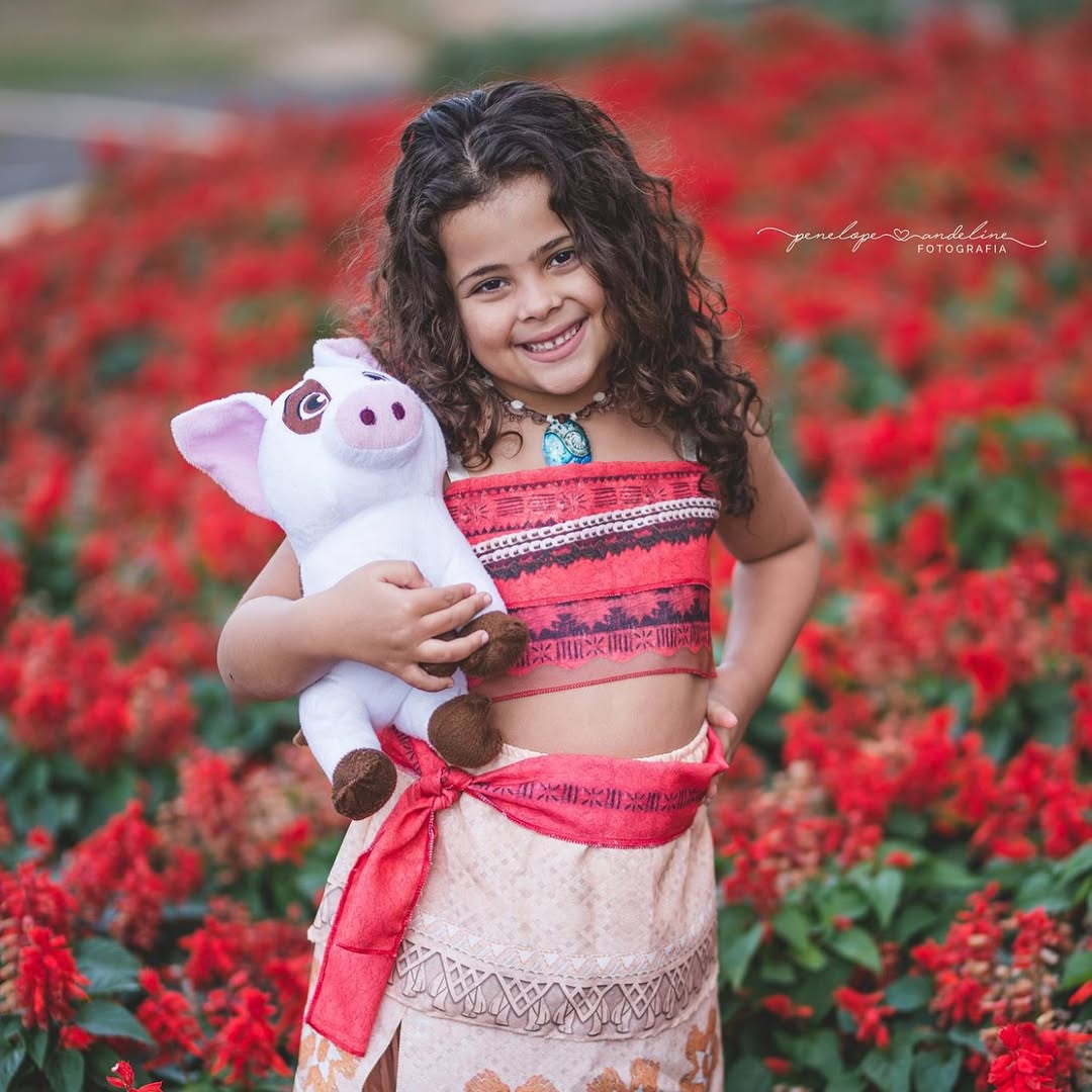 Editorial Criança Moana com Flores
