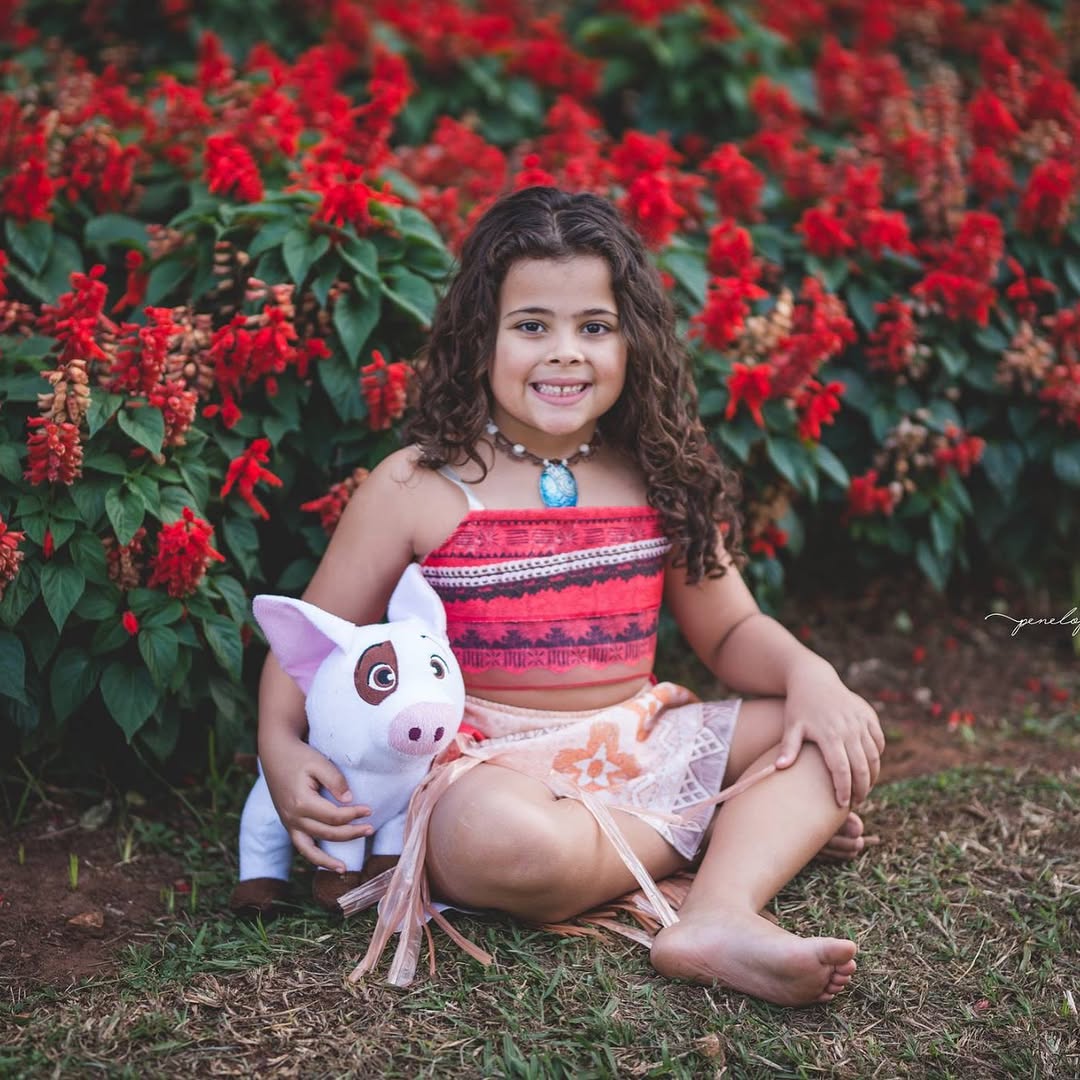 Editorial Criança Moana com Flores 2