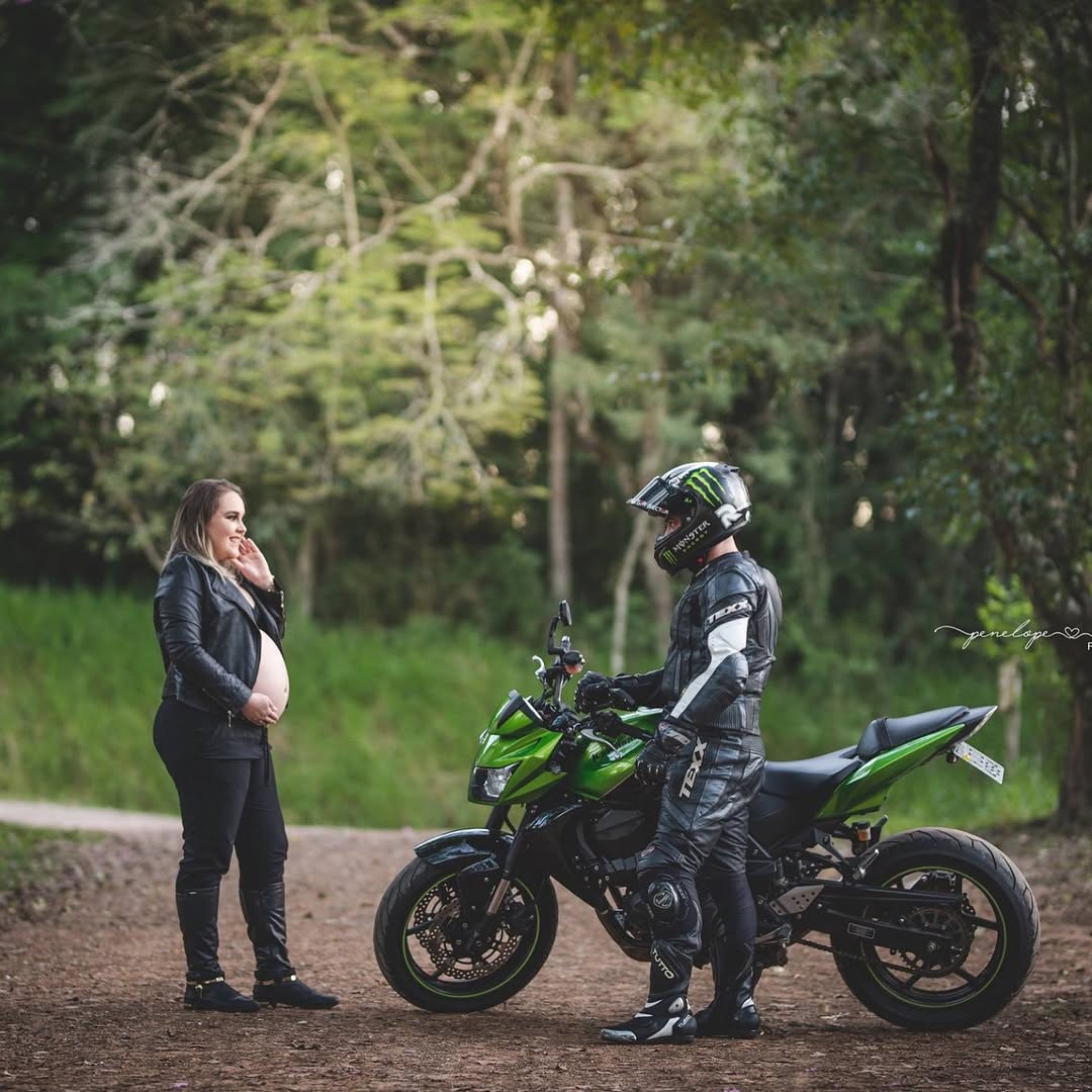 Gestante Preto com Moto Casal