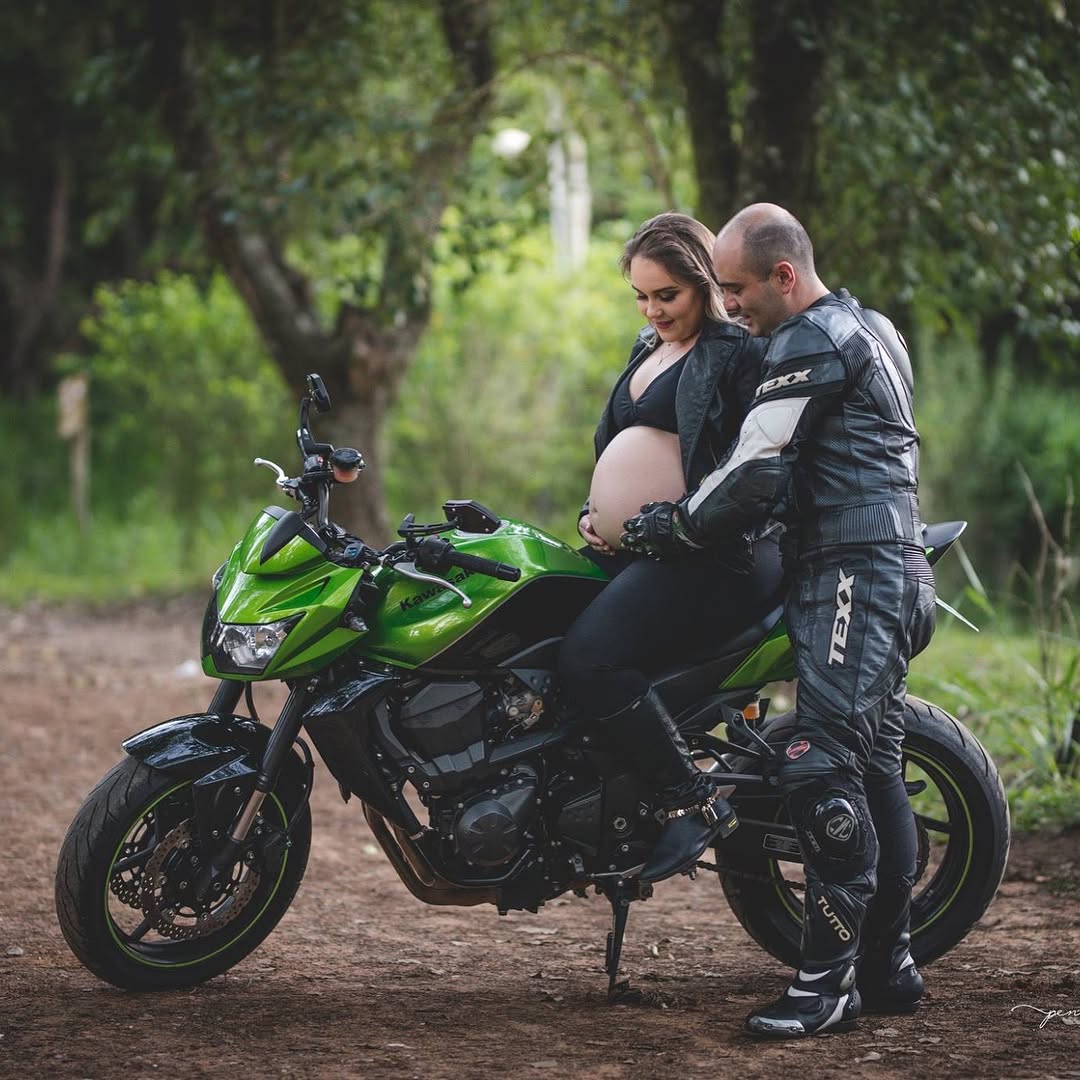 Gestante Preto com Moto Casal 3